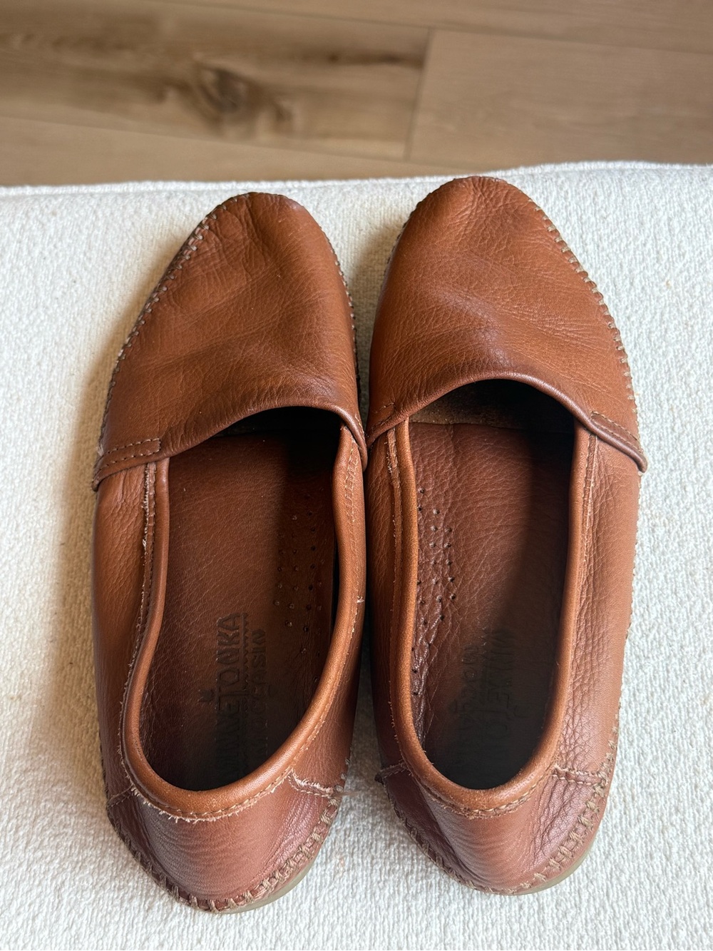 Minnetonka Women’s Brown Leather Slip-On Loafers Round Toe Rubber Sole Size 6.5 - Picture 3 of 7